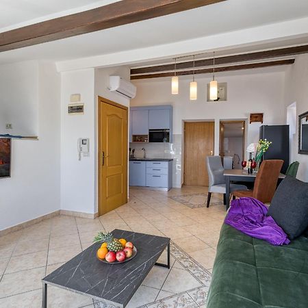 Old Town Apartments In Umag Exterior photo