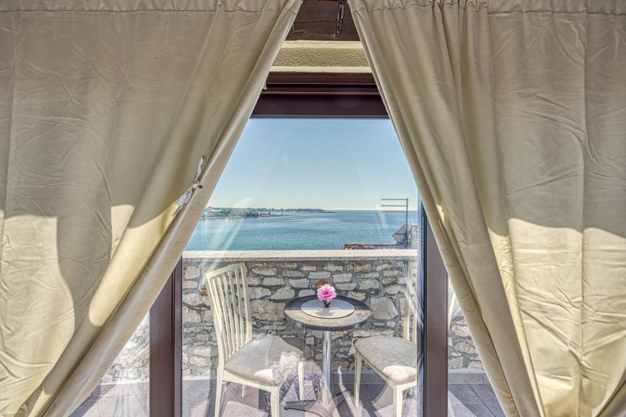 Old Town Apartments In Umag Exterior photo
